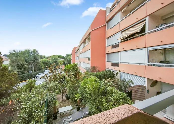 T2 Avec Parking Et Terrasse A St Raphael Apartman